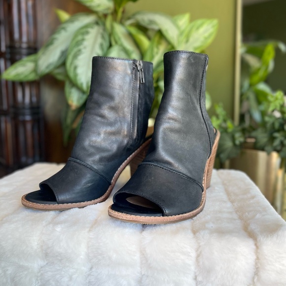 UGG Valencia Peep Toe Heels, 7 - Picture 2 of 12